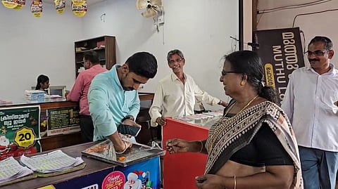 'ബംപര് അടിച്ചേ, ഭയങ്കര ഹാപ്പി'; ഒരു കോടിക്ക് മുകളില് സമ്മാനം ആദ്യം, ആഘോഷമാക്കി കണ്ണൂര്