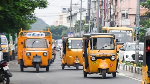 ബസ് കാത്ത് നിന്ന യാത്രക്കാരിയെ ഓട്ടോറിക്ഷയിലേയ്ക്ക് വലിച്ചിട്ടു പീഡിപ്പിച്ചു, പ്രതികള്ക്കായി തിരച്ചില്