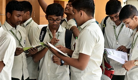 ചേര്ത്തുപിടിക്കുമ്പോള് കൈ മുറുകുന്നുവോ?