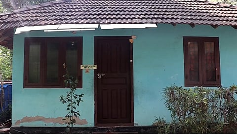 Son slits mother's throat in Kodungallur Azhikode.