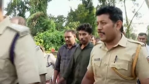 പ്രതിയെ സ്ഥലത്തെത്തിച്ച് തെളിവെടുപ്പ് നടത്തുന്നു