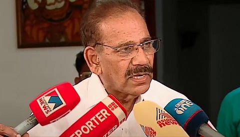 എകെ ശശീന്ദ്രന് മാധ്യമങ്ങളെ കാണുന്നു