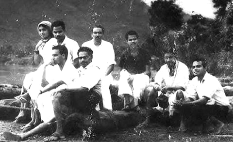 ഓളവും തീരവും ലൊക്കേഷനില് സംവിധായകന് പിഎന് മേനോന്, മങ്കട രവിവര്മ്മ, എംടി വാസുദേവന് നായര്, ഉഷാനന്ദിനി, പുതുക്കുടി ബാലന്, ടി. ദാമോദരന്, പി.എ.ബക്കര്, ആസാദ് എന്നിവര്