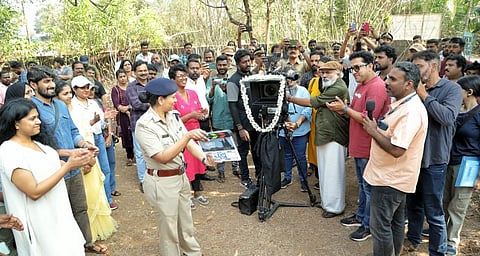 മുംത ചിത്രീകരണത്തില് കാസറഗോഡ് എസ് പി ആദ്യ ക്ലാപ് നല്കുന്നു