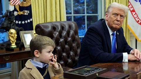 മസ്കിന്റെ മകന് മൂക്ക് തുടച്ചു, വൈറ്റ് ഹൗസിലെ 145 വര്ഷം പഴക്കമുള്ള മേശ മാറ്റി; ട്രംപിന് ജെര്മോഫോബിയ!