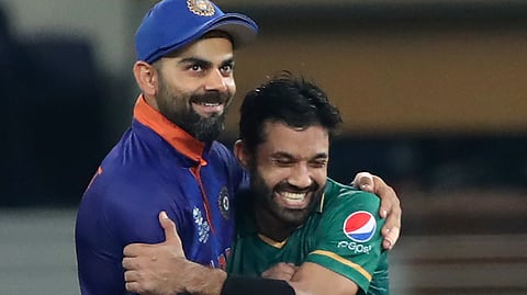 സൂപ്പര് സണ്ഡേയില് ടോസ് ഇന്ത്യയെ കൈവിട്ടു; പാകിസ്ഥാന് ബാറ്റ് ചെയ്യും; റെക്കോര്ഡ് നേട്ടത്തിനരികെ കോഹ് ലി