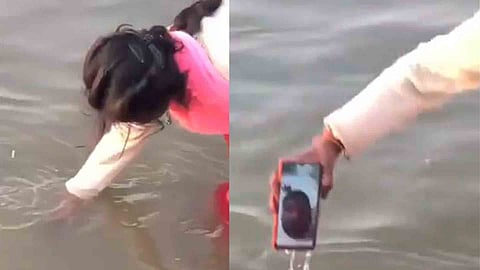ഭര്ത്താവ് എത്തിയില്ല; കുംഭമേളയ്ക്കിടെ വീഡിയോ കോള്; മൊബൈല് ഫോണ് ഗംഗയില് മുക്കി യുവതിയുടെ 'പുണ്യസ്നാനം'; വൈറല്