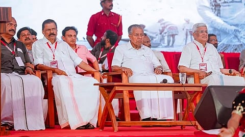 സമാപന വേദിയിൽ കെഎൻ ബാലഗോപാൽ, എംവി ഗോവിന്ദൻ, പ്രകാശ് കാരട്ട് എന്നിവർക്കൊപ്പം പിണറായി വിജയൻ