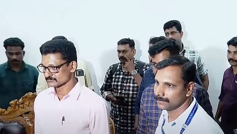 Vigilance caught Indian Oil Corporation DGM while accepting bribe.