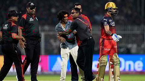 ആരാധകനെ പിടിച്ചു മാറ്റുന്ന സുരക്ഷാ ജീവനക്കാർ