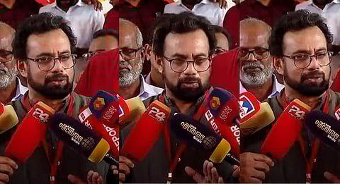 ജോണ് ബ്രിട്ടാസ് മാധ്യമങ്ങളോടു സംസാരിക്കുന്നു