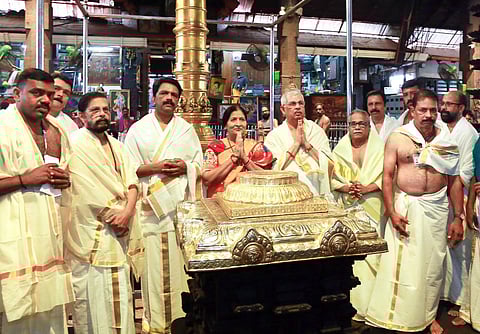 ഗവര്ണര് രാജേന്ദ്ര ആര്ലേക്കറും പത്നിയും ഗുരുവായൂരില് ദര്ശനം നടത്തുന്നു