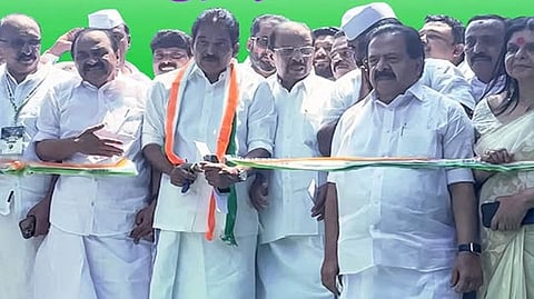 'കല്ലിന് കാറ്റുപിടിച്ച പോലെ കെ സി അബു'; ഡിസിസി ഓഫീസ് ഉദ്ഘാടന ചടങ്ങില് 'കത്രികാ സ്ഥാനത്തിന്' നേതാക്കളുടെ ഉന്തും തള്ളും -വിഡിയോ