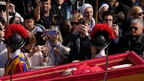 വത്തിക്കാനിലെ സെന്റ് പീറ്റേഴ്സ് ബസിലിക്കയില് പൊതുദര്ശനത്തിനിടെ ഫോട്ടോയെടുക്കുന്നവര്