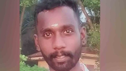 Argument in toddy shop; Elder brother kills younger brother by hitting him on the head, accused absconding