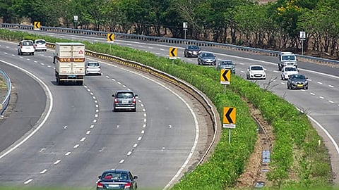 How to walk with children on the road?