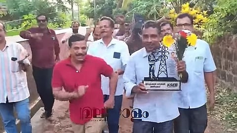 kseb-overseer-retirement -farewell-by-colleagues-viral-video