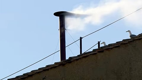 വെളുത്ത പുക ഉയര്ന്നു; പുതിയ മാര്പാപ്പയെ തെരഞ്ഞെടുത്തു