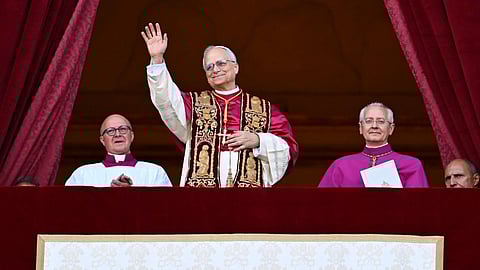 സെന്റ് പീറ്റേഴ്സ് ബസലിക്കയുടെ ബാൽക്കണിയിൽ എത്തി വിശ്വാസികളെ അഭിസംബോധന ചെയ്യുന്ന പുതിയ മാർപാപ്പ ലിയോ 14ാമൻ