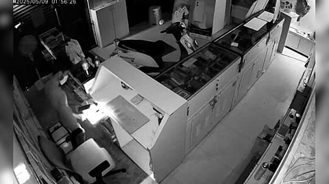 On Camera, Naked Man Breaks Into Bengaluru Shop, Steals Phones Worth Rs 25 Lakh