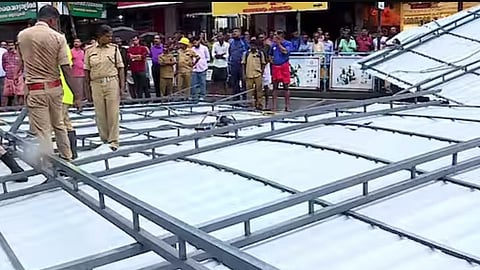 huge iron roof fell onto the road in Thrissur