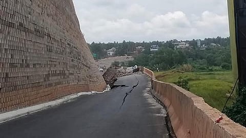 Crack on the Kooriyad National Highway