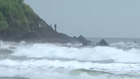 Youths who went swimming in the sea in Kannur go missing