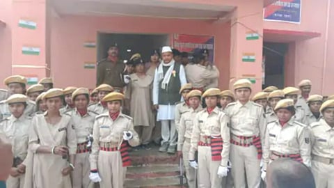 fake police station staffs