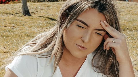 Woman sitting in a ground
