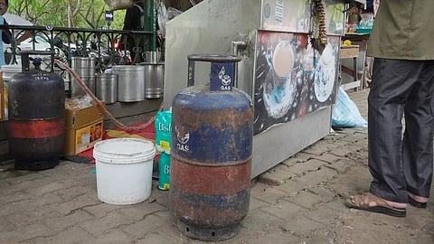 commercial-lpg-cylinder-price-cut-by-rs-33-50