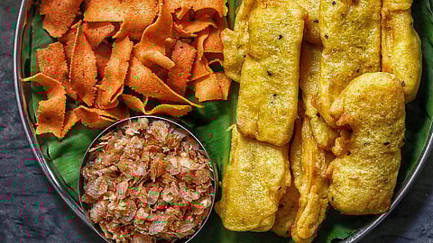 pazhampori and aval in a plate