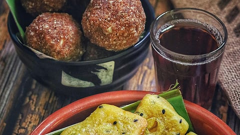 pazhampori and black tea