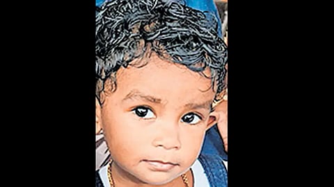 sliding gate falls at alappuzha; child dies