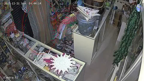 Thief covered his face by kicking; stole Rs 3000 from fancy shop - Video