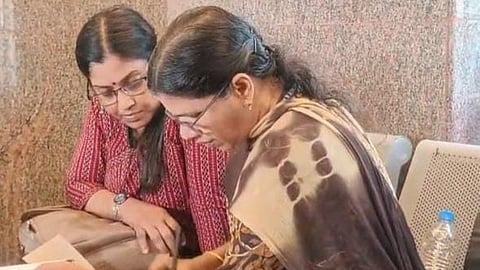 Vigilance arrests government official for accepting bribe at railway station