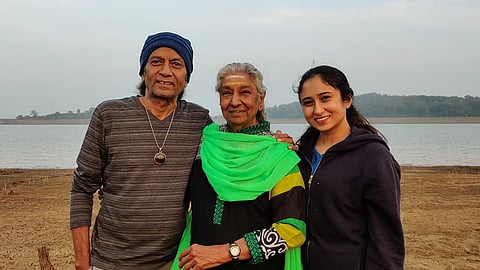 Murali Krishna, Janaki, and Janaki's granddaughter Apsara