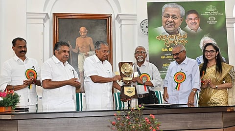 KG Sankara Pillai honored with Ezhuthachan Puraskaram