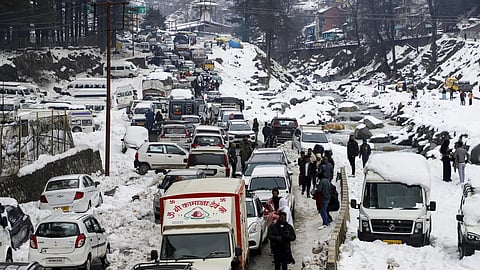 Home NewsHimachal Pradesh Snowfall : Over 1,200 roads closed