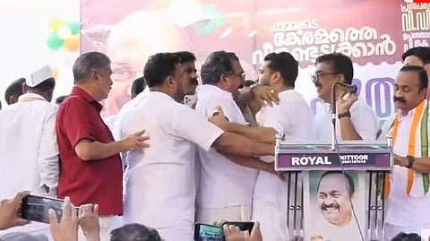 Scuffle at the reception venue of the 'Puthuyuga Yatra' led by VD Satheesan in Kuttiady