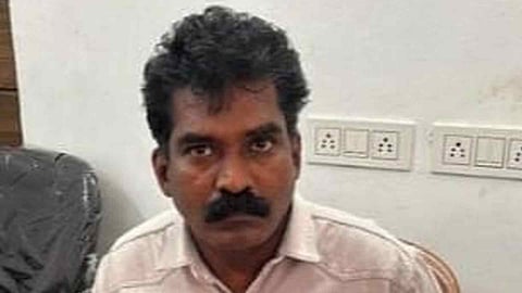 special Village officer caught while accepting bribe in thrissur