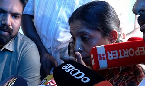Siddharth's mother visits to console Nitin Raj's parents.