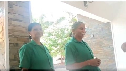 Haritha Karma Sena members return gold earrings found in garbage; Vasantha and Anitha are proud