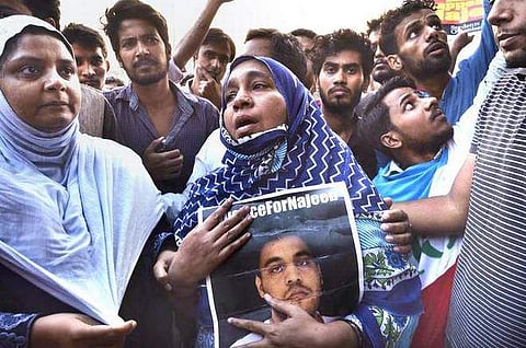 നജീബിന്റെ തിരോധാനം: ഡെല്ഹി ഹൈക്കോടതിയ്ക്ക് മുന്നില് പ്രതിഷേധിച്ചവരെ പൊലീസ് കസ്റ്റഡിയിലെടുത്തു