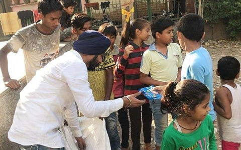 സുപ്രീംകോടതി ഉത്തരവ് ലംഘിച്ച് പടക്കം വിതരണം ചെയ്ത് ബിജെപി നേതാവ്