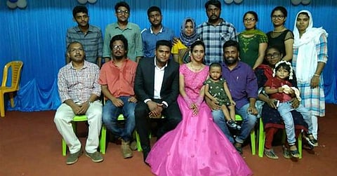 ഇതരമതസ്ഥനെ വിവാഹം കഴിച്ചതിന് മുസ്ലീം കുടുംബത്തിന് വിലക്ക്: എന്നിട്ടും വിവാഹത്തില് പങ്കെടുത്തത് നിരവധിയാളുകള്