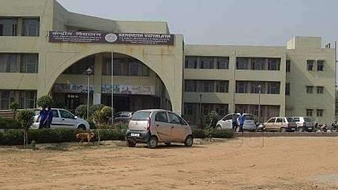 ഡല്ഹി കേന്ദ്രീയ വിദ്യാലയത്തില് നിന്നും രണ്ട് പെണ്കുട്ടികളെ കാണാതായി: തിരച്ചില് തുടരുന്നു