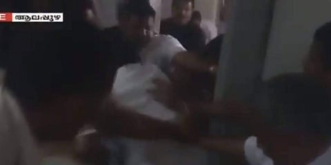 തോമസ് ചാണ്ടിയെ ചൊല്ലി ആലപ്പുഴ നഗരസഭയില് കയ്യാങ്കളി; അംഗങ്ങള് പരസ്പരം കസേരയെടുത്തടിച്ചു