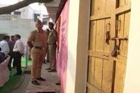 ഗ്രാമവാസികളെ വീട്ടിനുള്ളില് അടച്ചൂപൂട്ടി യോഗി ആദിത്യനാഥിന്റെ താജ്മഹല് സന്ദര്ശനം വിവാദമാകുന്നു