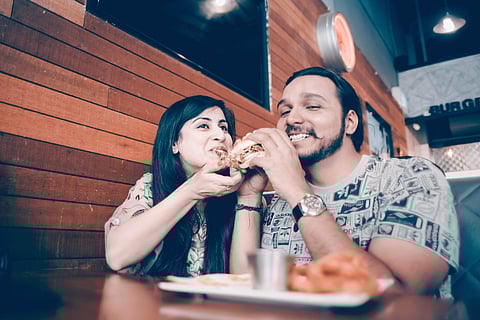 'കടലും കാടുമൊന്നും വേണ്ട ഭക്ഷണം മതി', വ്യത്യസ്തമാണ് ഈ പ്രീവെഡ്ഡിംഗ് ഫോട്ടോ ഷൂട്ട്