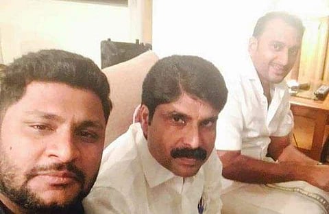 സ്വര്ണക്കടത്ത് കേസ് പ്രതി അബു ലൈസിന് ഒപ്പം യുഡിഎഫ് നേതാക്കളും; ചിത്രങ്ങള് പുറത്ത്